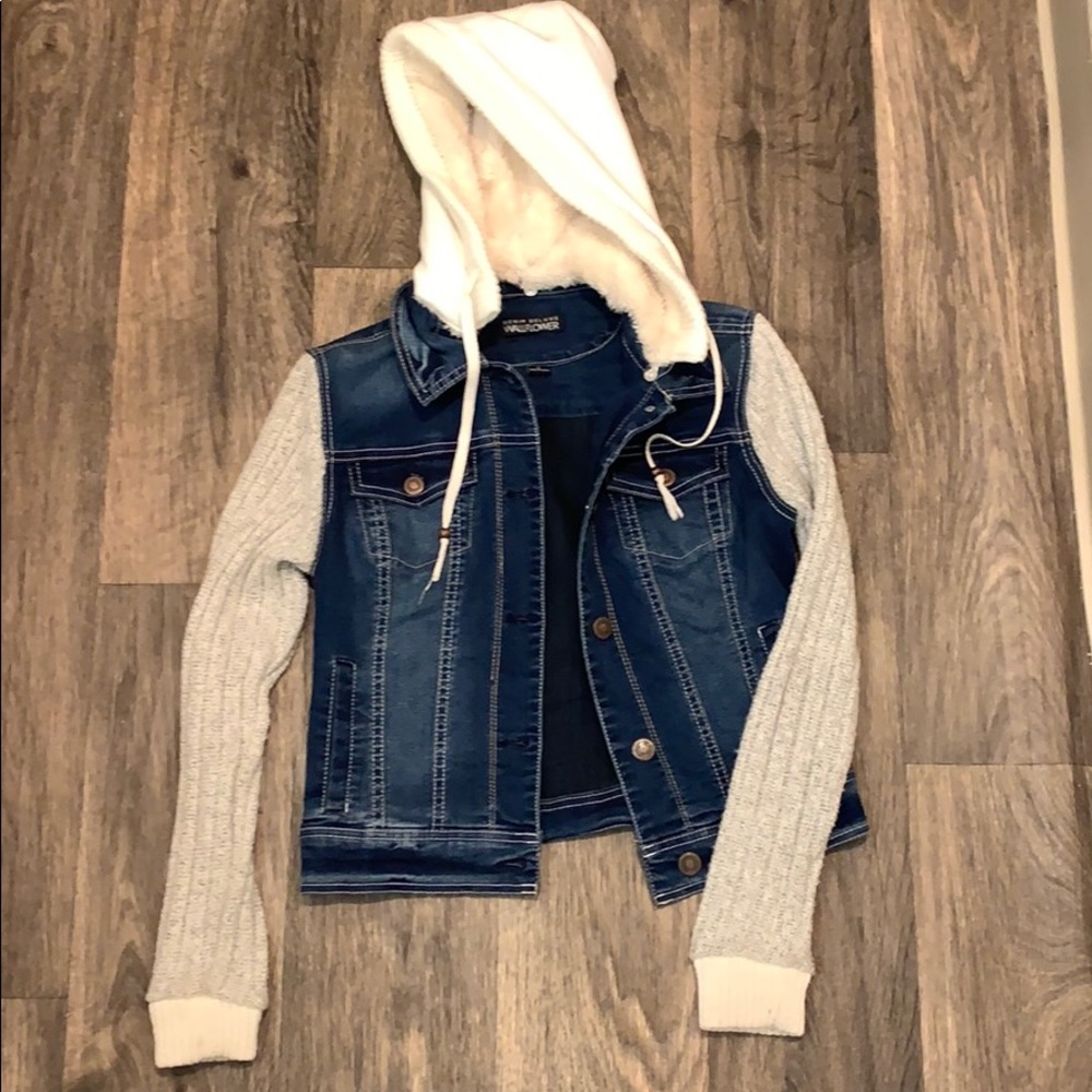 Jean jacket with knitted sleeves (soft fur hood).